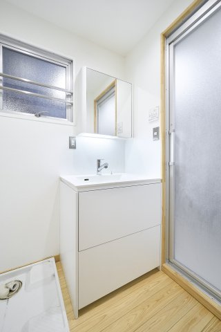 清潔感あふれる独立洗面化粧台。使い勝手の良いボウルと収納棚を備え、朝の身支度もスムーズに行えます。隣接するバスルームや洗濯機置場への動線もスムーズで機能的です。
