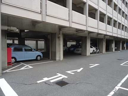 屋根付きの平面駐車場あり◆