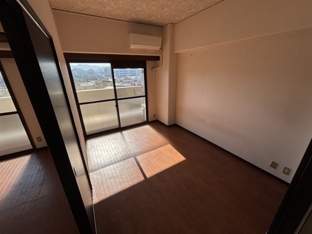 バルコニーに面した洋室には明るい陽射しが射し込みます