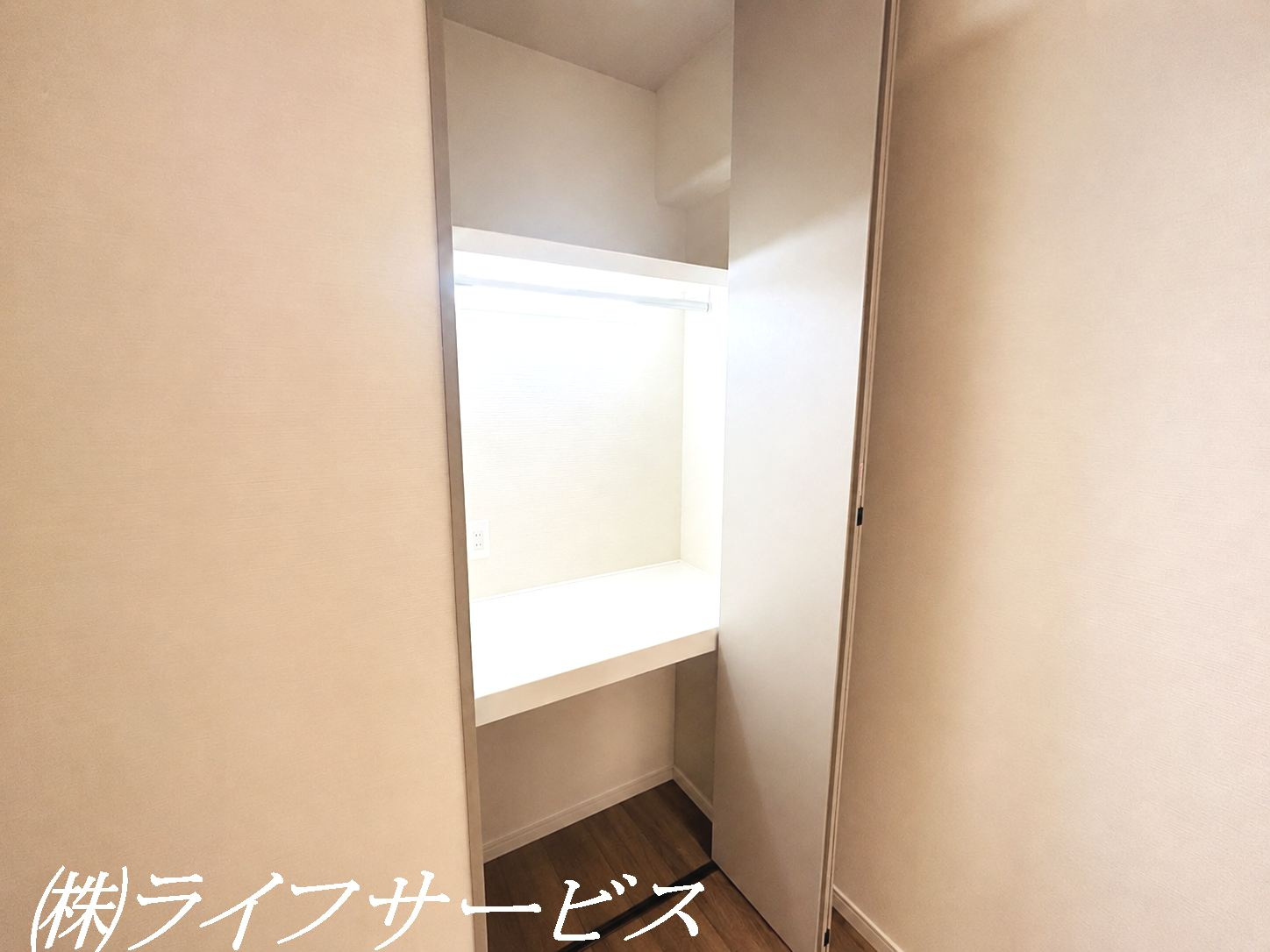 玄関側洋室／クローゼット有！ライト付で整理整頓もらくらく！