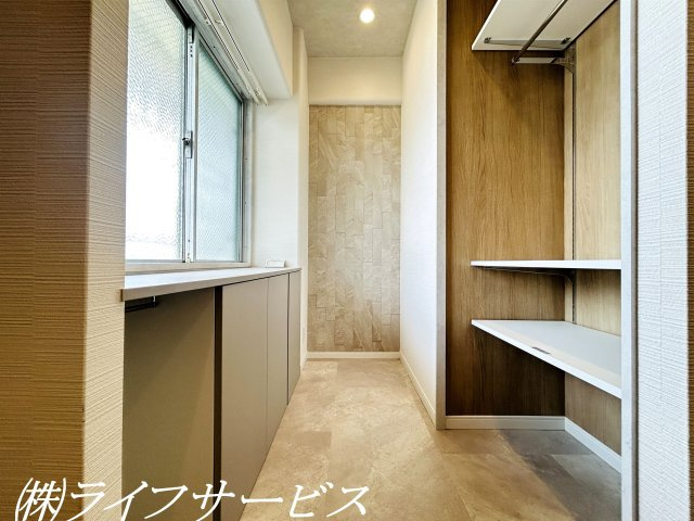 玄関／玄関横にはオープンタイプのシューズインクローゼットあり！広々とした土間＆シューズボックス＆棚あり！