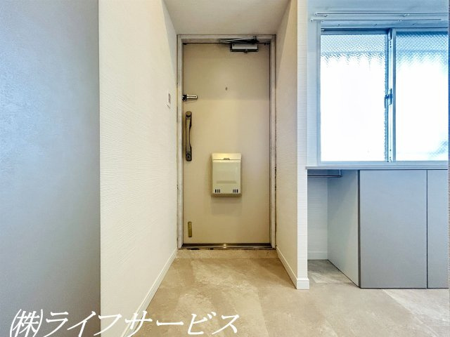 玄関／玄関横にはオープンタイプのシューズインクローゼットあり！広々とした土間＆シューズボックス＆棚あり！