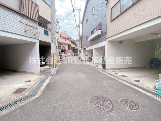 前面道路含む現地写真です