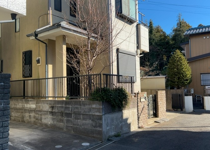 土地の形が極端に長細かったり、狭小地、あるいは道路との高低差がある傾斜地だった場合、後々売ろうとしても買い手がつかない場合もあります。後々、売却することになった時に価値の下がらない土地を選びましょう。