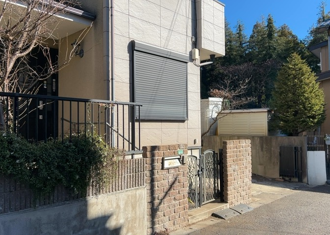 家を建てる場合、方位は要チェックです。現実的に日当たりのよい家ならばリビングは南側、建築基準法でも北側に当たる家への配慮は求められています。土地を見学に行く際は、方位磁針を持って行くようにしましょう。