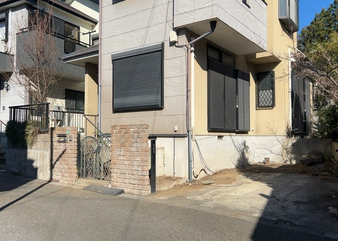 隣家の土地はどうなっているのか、生活利便施設が近くにあるのか、学校まで近いかなど、お客様のライフスタイルにあわせたイメージが重要です。また、近くにあると困る施設が近くにないかも確認するといいでしょう。