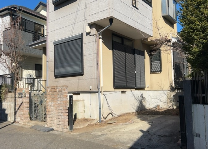 土地購入を検討されている場合、境界杭がない状態で購入してしまうと境界確定測量をする必要があり、費用がかかります。購入の前に、売主、隣土地所有者立ち合いのもと境界を確定し境界杭を設置するのがベストです。