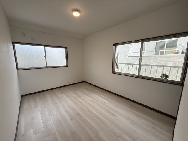 2階洋室約6帖　※設置されている家具はディスプレイ用です。