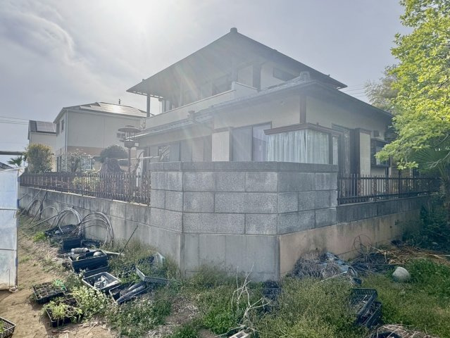 ■外観｜南側のお庭なので暗くなりがちな夕方も明るい印象にしてくれます♪道路から離れたお庭なのでお子様が外で遊ぶ際も安心です♪リビングからお庭が見える子育て世帯にも嬉しい設計です♪