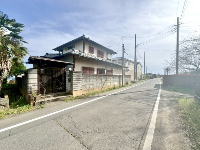 ■外観｜道路幅にゆとりがあることで駐車もしやすく、車の安全確認もばっちり！