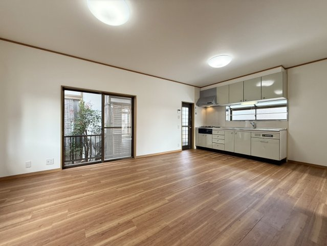 LDKは約12.5帖、隣接する和室と一体利用も可能で、広がりを感じられます。