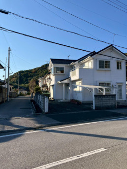 角地で開放的な立地。