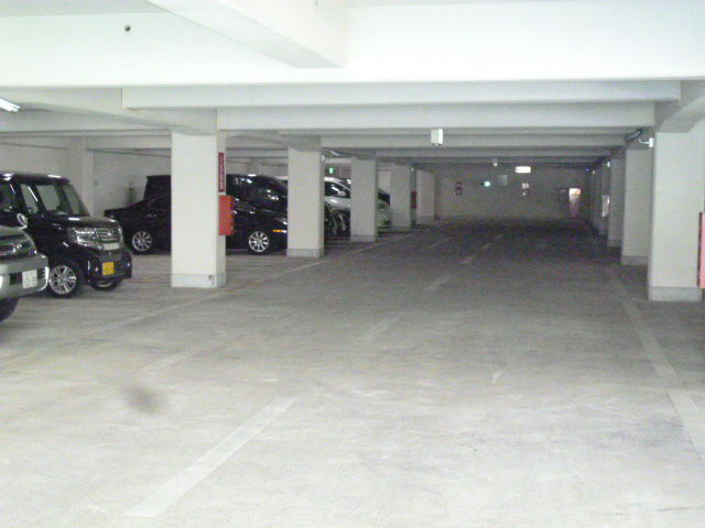 ■【Common　area　-　Parking　lot】こちらは駐車場になります。