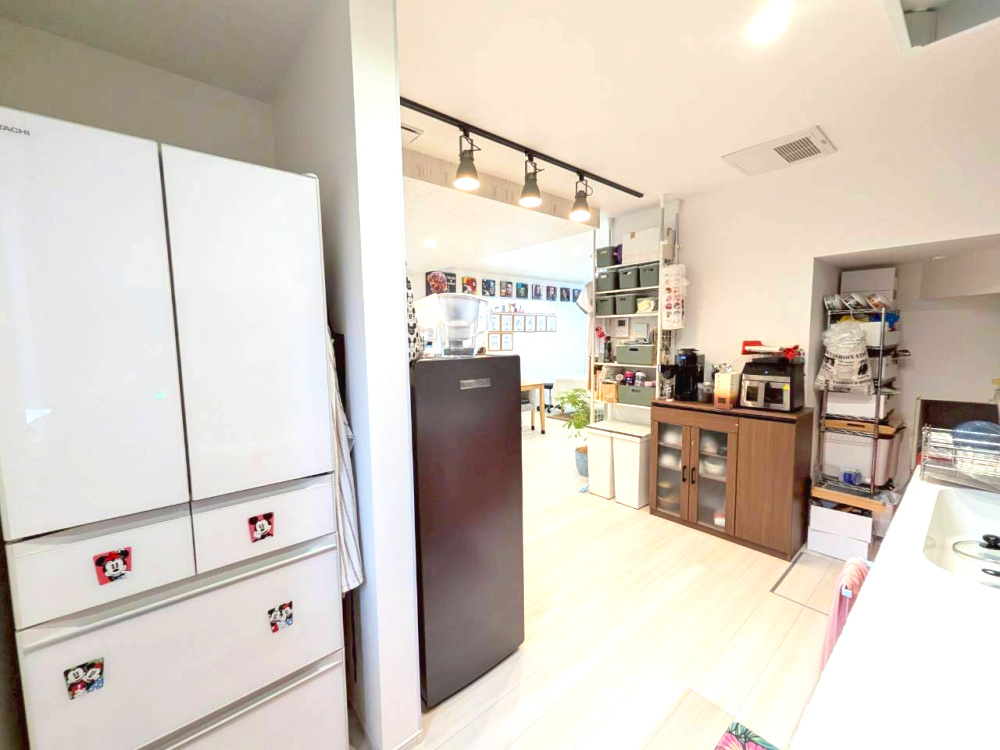 黒系色の冷凍庫が現在ありますが、その場所に物を置かなければ調理中リビングとの見通しがさらに良くなります。