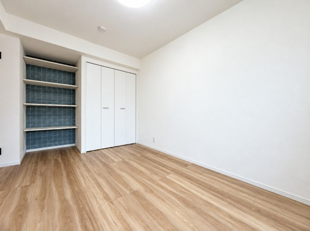 ◆リフォーム済みの洋室は、新しいフローリングと建具が上品な雰囲気を醸し出し、クロスの新規張替えと照明器具の設置が明るさと居心地の良さを演出。