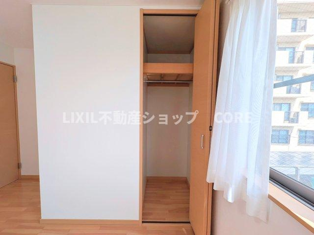 普段着やスーツはもちろんのこと、コート類などもしっかり掛けられます。