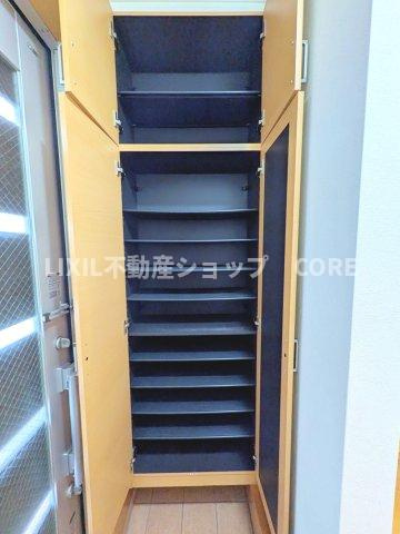 下駄箱は可動棚タイプになっていますので、脚の長いブーツや長靴もたっぷり収納いただけます。