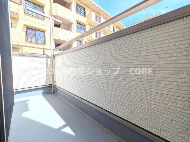 南に大きく面したバルコニーは太陽の温かな温もりをめいいっぱい受け止めてくれます。