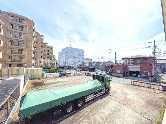 気持ちのいい空が見渡せる広いバルコニー。通風・採光にも優れ、心地よい光と風があふれています。