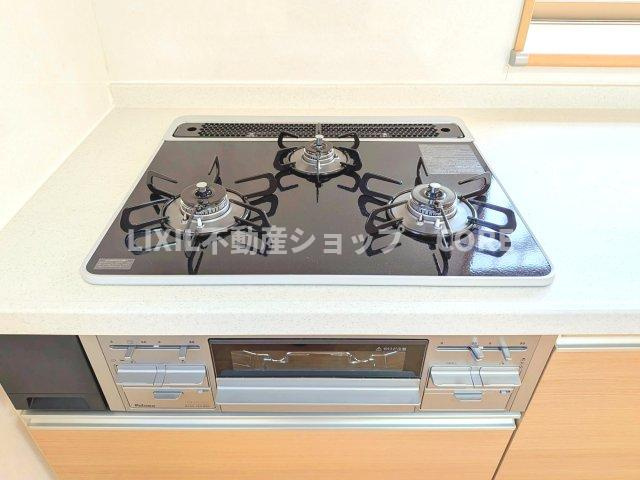 三口コンロで、お料理の効率もアップ！使い勝手の良さを考えました。お洒落なシステムキッチンです。