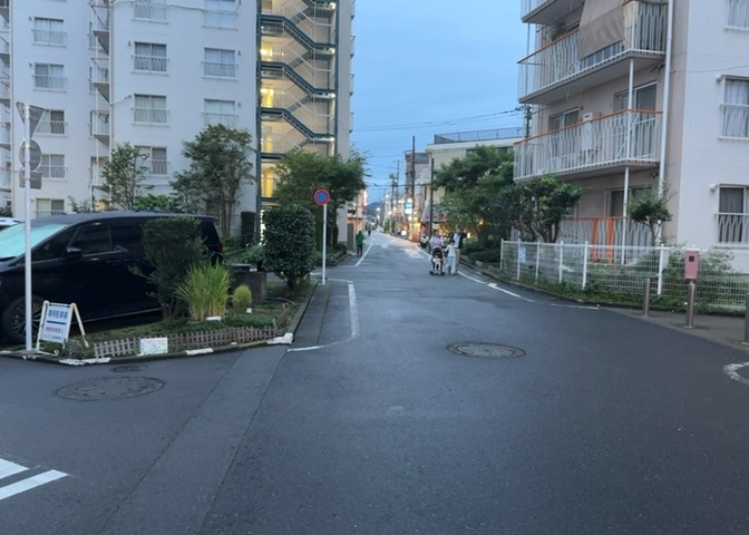 物件によっては、入居者が個人的に使用できる専用庭がついているものもあります。また、住宅の中にある土間の部分を庭と呼ぶこともあります。庭の用途は住む人によって変わり、それによってデザインもさまざまです。