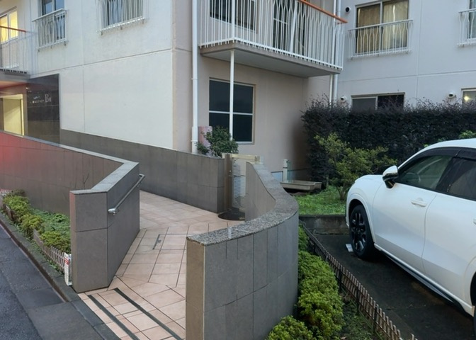 中庭（パティオ）とは、一つの建築物の内部に設けられた、壁などで囲われている庭のことを指します。コの字型、ロの字型が主流ですが、L字型の中庭もあります。最近では、インテリア性の高さからも人気があります。
