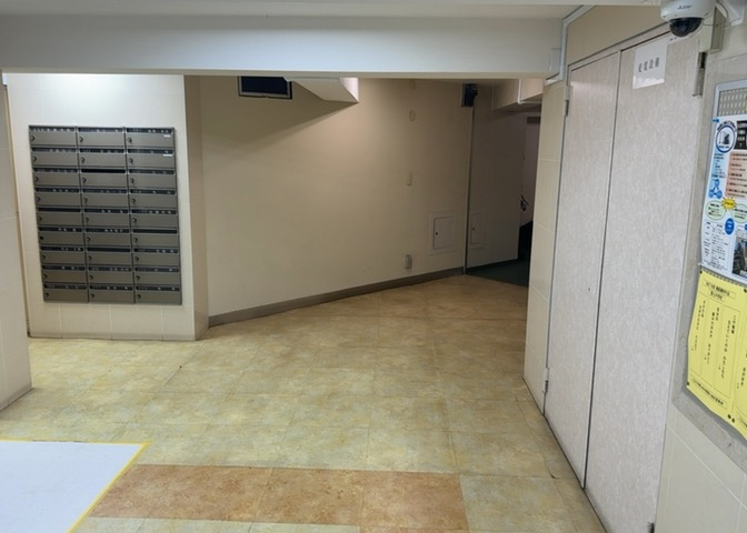 ラウンジは、マンションの共用スペースに椅子やテーブルなどを配置した利用者が寛げる空間です。屋内型ラウンジと屋外型ラウンジがあります。共用部分の管理状況と合わせて、詳細については現地でご確認ください。