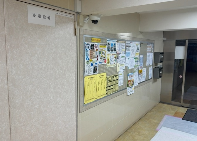 受付はマンションコンシェルジュがいる場合もあれば、管理人が滞在する小部屋を総称して呼ぶことがあります。主にエントランスに設置されていることから、防犯面でも期待ができます。防犯設備がない場合はより安心！