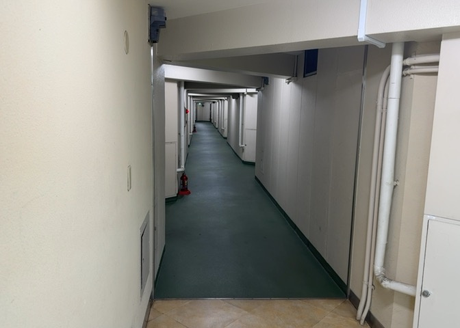 共用部分は、一棟の建物に住む区分所有者全員が共同で所有するとし、共用部分の管理、補修などは、区分所有者で形成される管理組合が行います。個人の判断で勝手に変更することはできませんので覚えておきましょう。