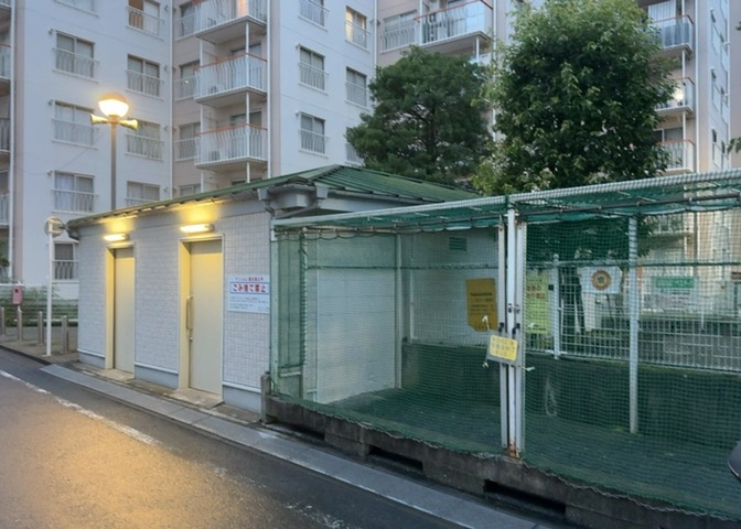 共有部分は、住民なら誰もが使える設備のこと。例えば駐車場やエレベーター、インターネット設備、セキュリティ設備などがあります。他にも、マンションの廊下・外部階段やエントランス・ゴミ置き場などがあります。