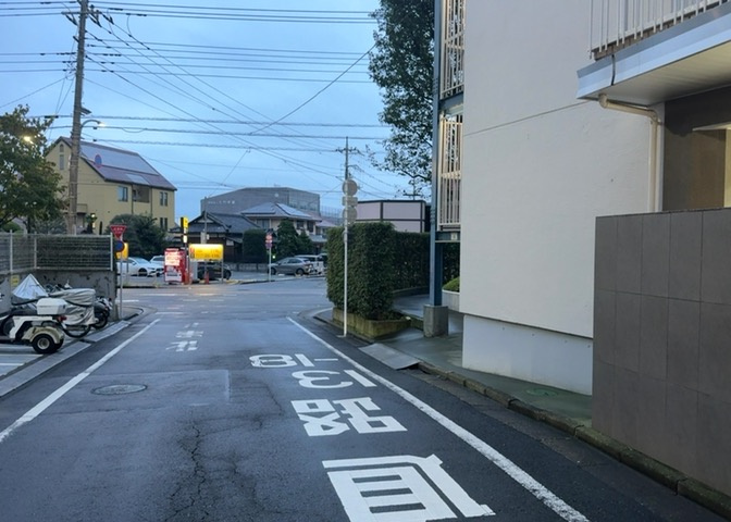 隣家の土地はどうなっているのか、生活利便施設が近くにあるのか、学校まで近いかなど、お客様のライフスタイルにあわせたイメージが重要です。また、近くにあると困る施設が近くにないかも確認するといいでしょう。