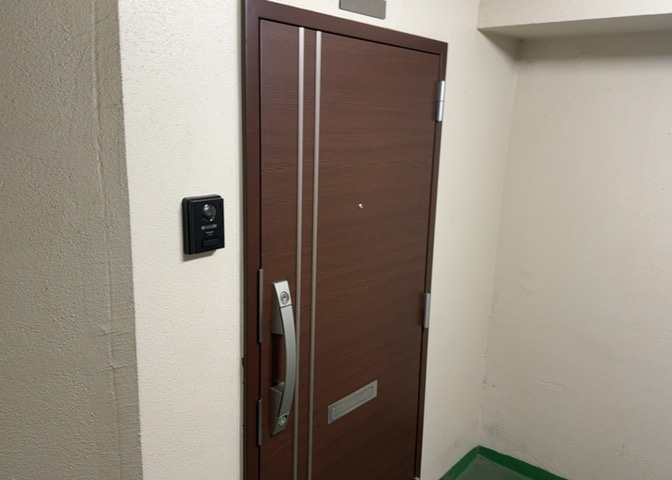 玄関は家の顔でもあり、家族以外の目にも止まる場所です。玄関は外との間を仕切る扉、靴などをしまっておく収納スペース、靴脱ぎのたたきスペース、来客とのやり取りをするドアホンなど複数のアイテムからなります。