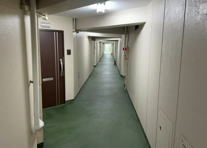 共有部分は、住民なら誰もが使える設備のこと。例えば駐車場やエレベーター、インターネット設備、セキュリティ設備などがあります。他にも、マンションの廊下・外部階段やエントランス・ゴミ置き場などがあります。