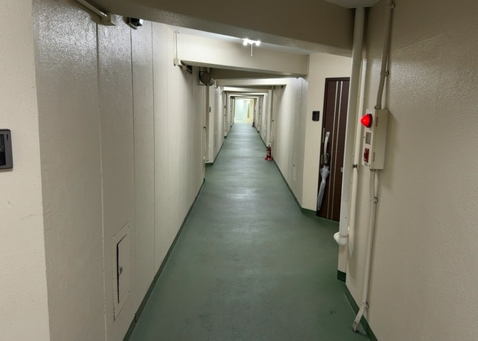 共用部分は、一棟の建物に住む区分所有者全員が共同で所有するとし、共用部分の管理、補修などは、区分所有者で形成される管理組合が行います。個人の判断で勝手に変更することはできませんので覚えておきましょう。