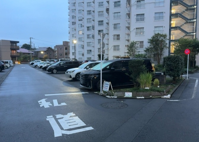 マンションの駐輪場は、事前に空きがあるか確認を取ると安心です。せっかく入居したのに駐輪スペースがない！なんてことになったら大変ですよね。そこで、内見時や購入前にはまず事前に確認しておくと良いでしょう。