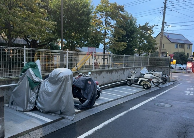 車一台あたりに必要なスペースは、標準サイズの普通自動車で横幅2m50cm、長さ5mは必要になります。ただし、乗降のことも考慮して横幅3m30cm、長さ5m50cmほどは確保できるところを選びましょう。