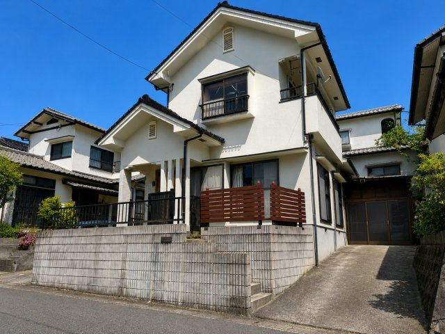 敷地内には駐車スペースを確保しておりお車の出入りもしやすい配置となっています。前面道路との高低差が少なく日々の駐車もスムーズ。屋根付きスペースもあり大切なお車やバイク、自転車の保管にも便利な住まいです