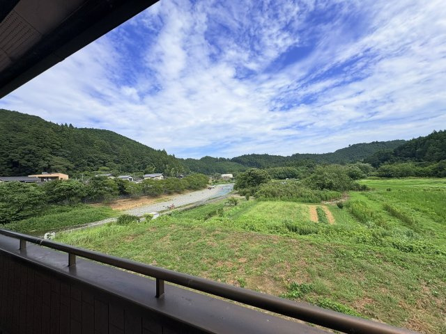 緑豊かな周辺環境がこの物件の大きな魅力ですね。夏は川遊び徒歩1分です。