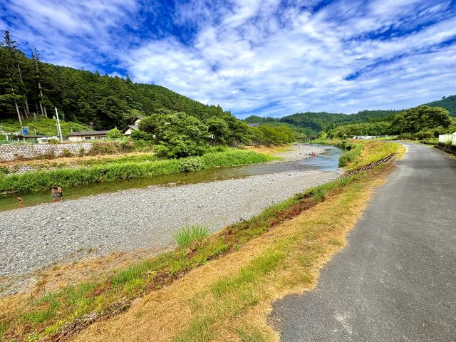 徒歩1分で川遊びあり。自然豊かな環境がのびのび暮らすことができますね。