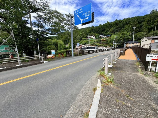 接道は天竜東栄線です。すぐに幹線道路に出れるので車移動もスムーズです。
