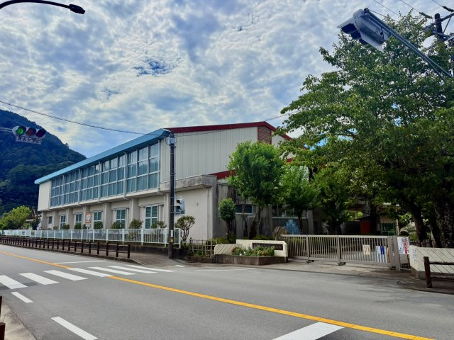 下阿多古小学校までは徒歩1分で通学も安心です。