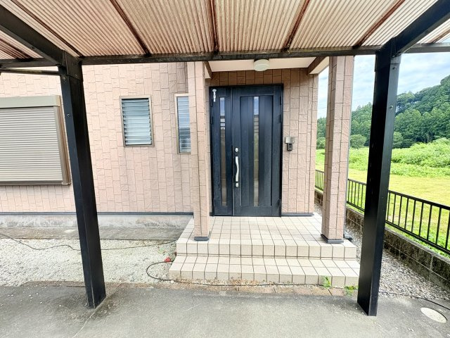 カーポートから玄関までは雨でも濡れずに入ることができます。