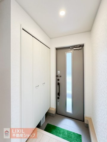 白を基調としたスタイリッシュな玄関。シューズクロークを完備するなど実用性も高いです。