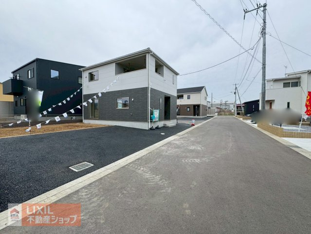前面道路の現地完成写真です。ゆとりのある道幅や楽々駐車など、現地でご確認ください。