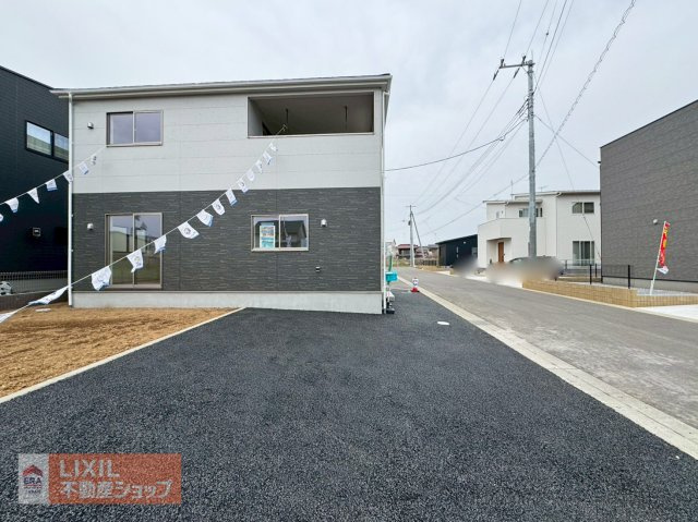ゆったりとした駐車スペースです。実際のお車の車種とあわせて現地でご確認ください。