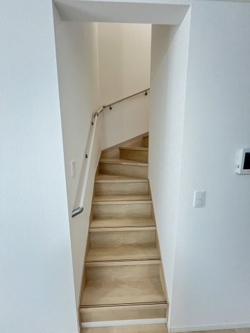 現地写真。2階へ上がる階段です。手摺もついて安全ですね。