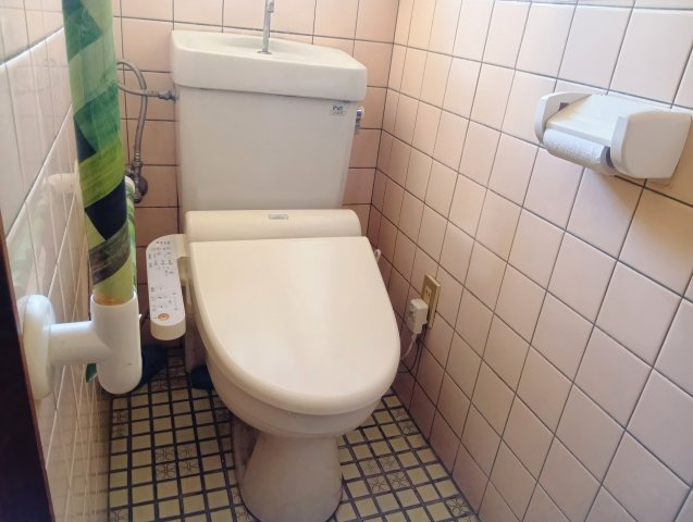 手すりがあるので、立ち座りのときに支えになるので、転倒防止にかなり効果があります。