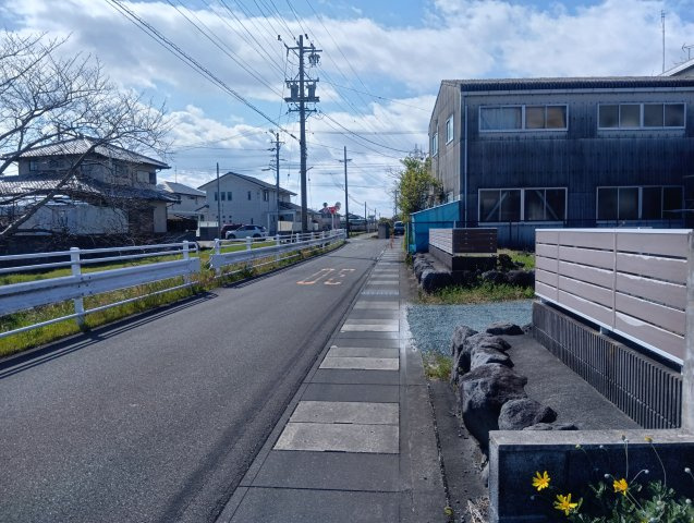 前面道路の幅員が約4.7mあることで、車の出入りやすれ違いもしやすく、日常の移動がスムーズに行えます。