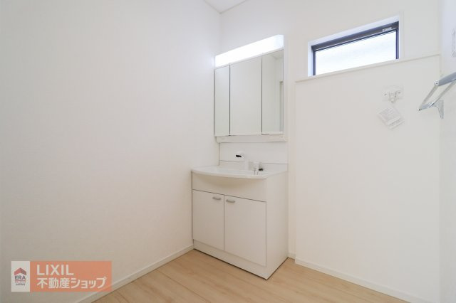 大きく使い勝手の良い三面鏡です。三面鏡の裏側は小物の収納に便利なキャビネット仕様です。