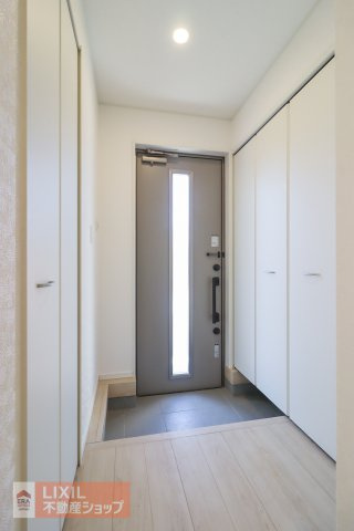 白を基調としたスタイリッシュな玄関。シューズクロークを完備するなど実用性も高いです。
